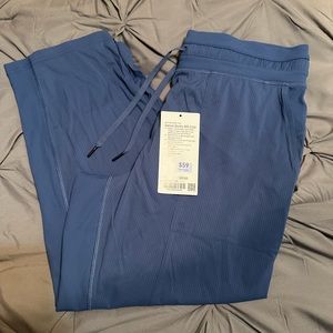NWT Lululemon Dance Studio MR Crop